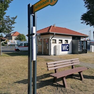 Bild vergr&ouml;&szlig;ern: Mitfahrerbank Bahnhof Prenzlau